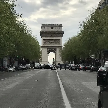 Spacious 3 Bedrooms - Arc De Triomphe Parigi