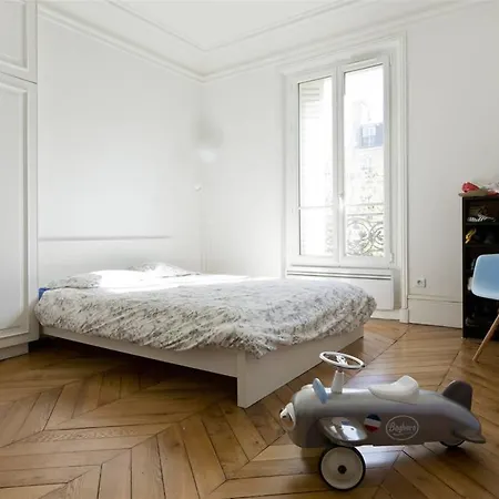 Spacious 3 Bedrooms - Arc De Triomphe Apartment *